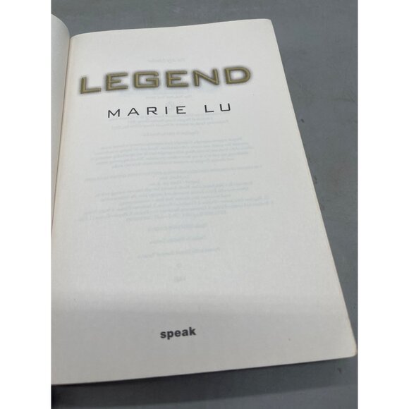 Legend paperback book by Marie Lu 2011 English New york Times bestseller READ - Picture 4 of 4
